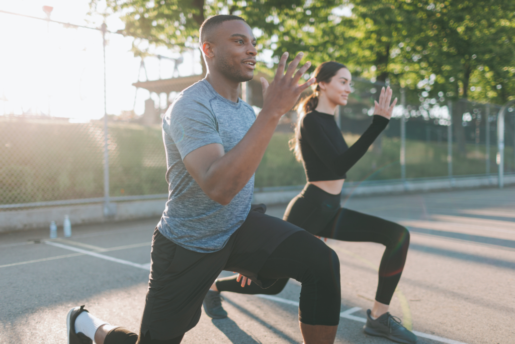 Un homme et une femme faisant du sport